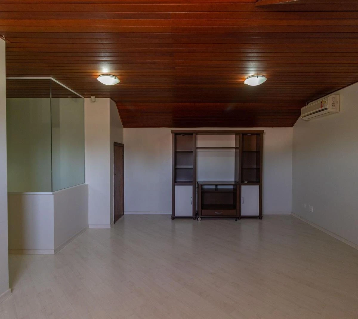 Walk-in closet in a 3-bedroom house, 140 m² — photo 12