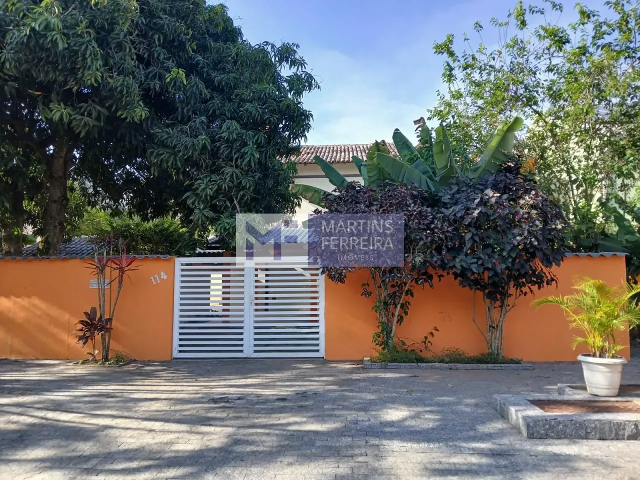 House with 4 bedrooms and 5 bathrooms, plus 2 parking