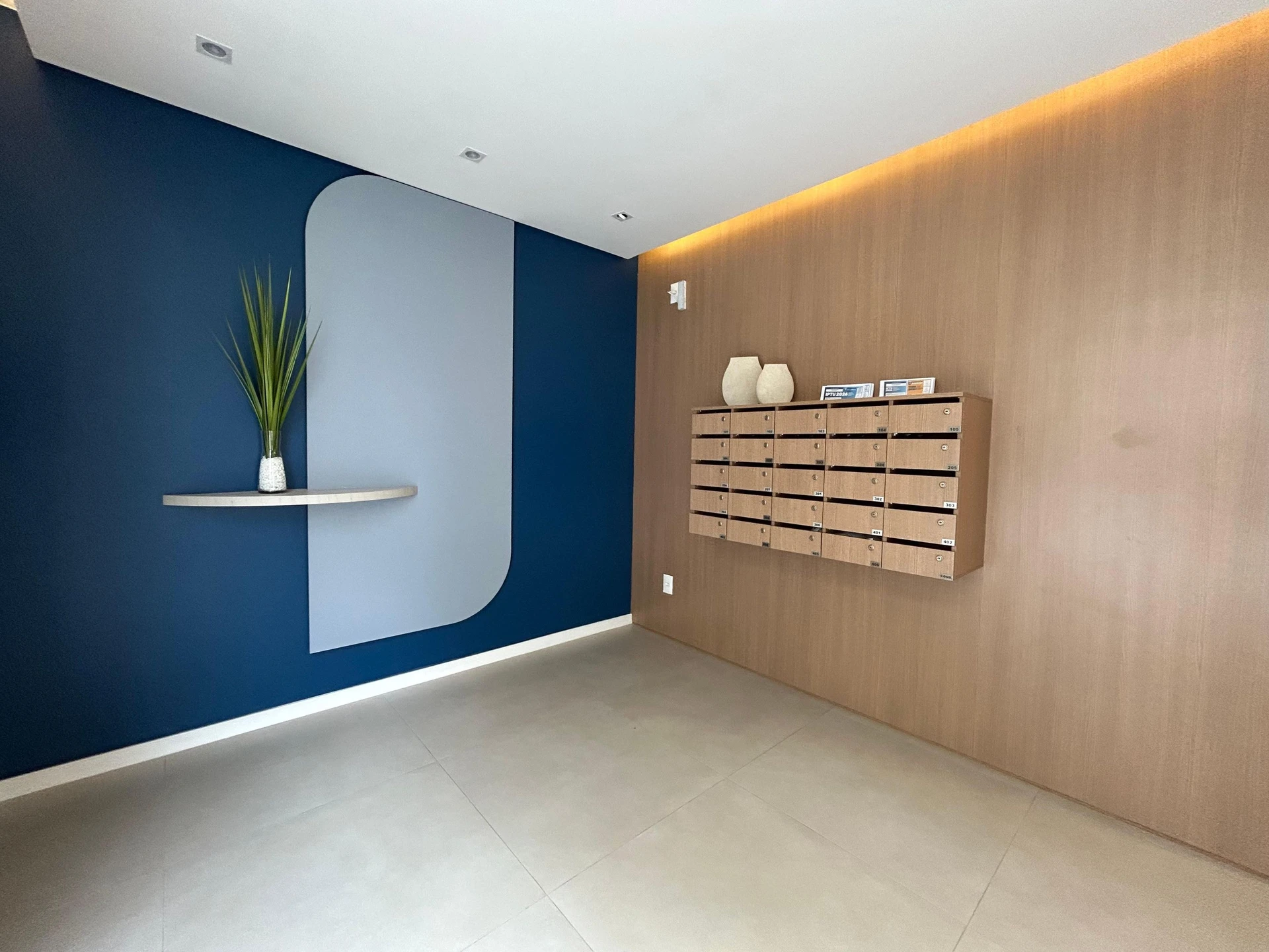 One-bedroom apartment in a building with a pool — photo 13
