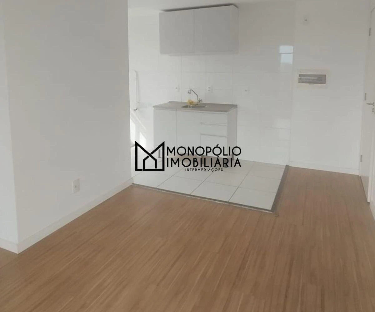 Apartamento de 2 quartos em condomínio com piscina