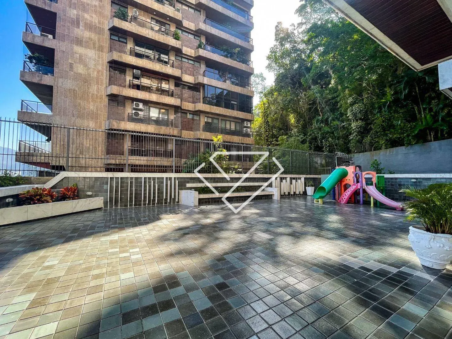 4-bedroom apartment with a balcony and laundry area — photo 31