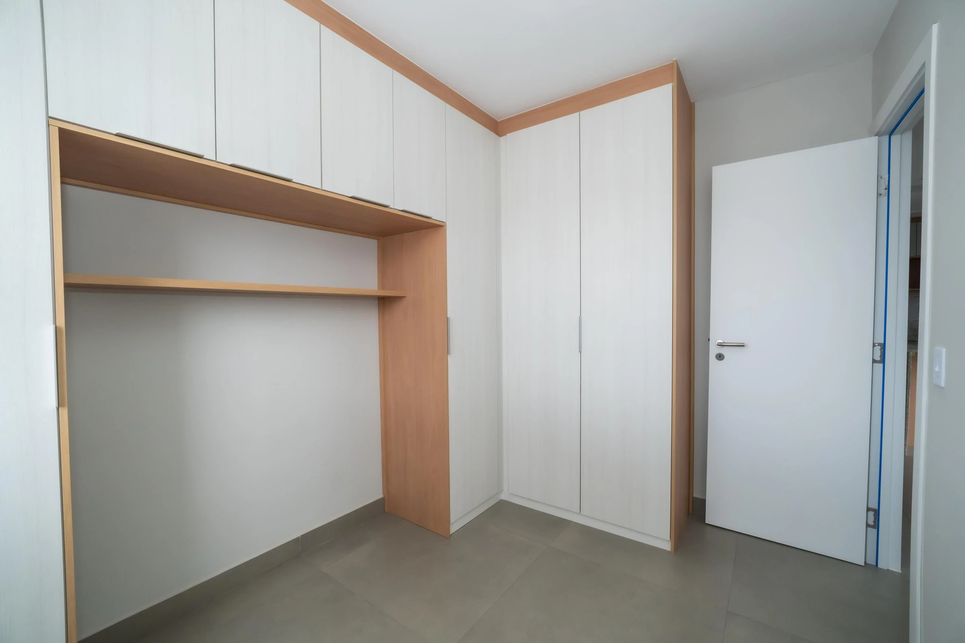 2-bedroom apartment in a building with a gym — photo 14