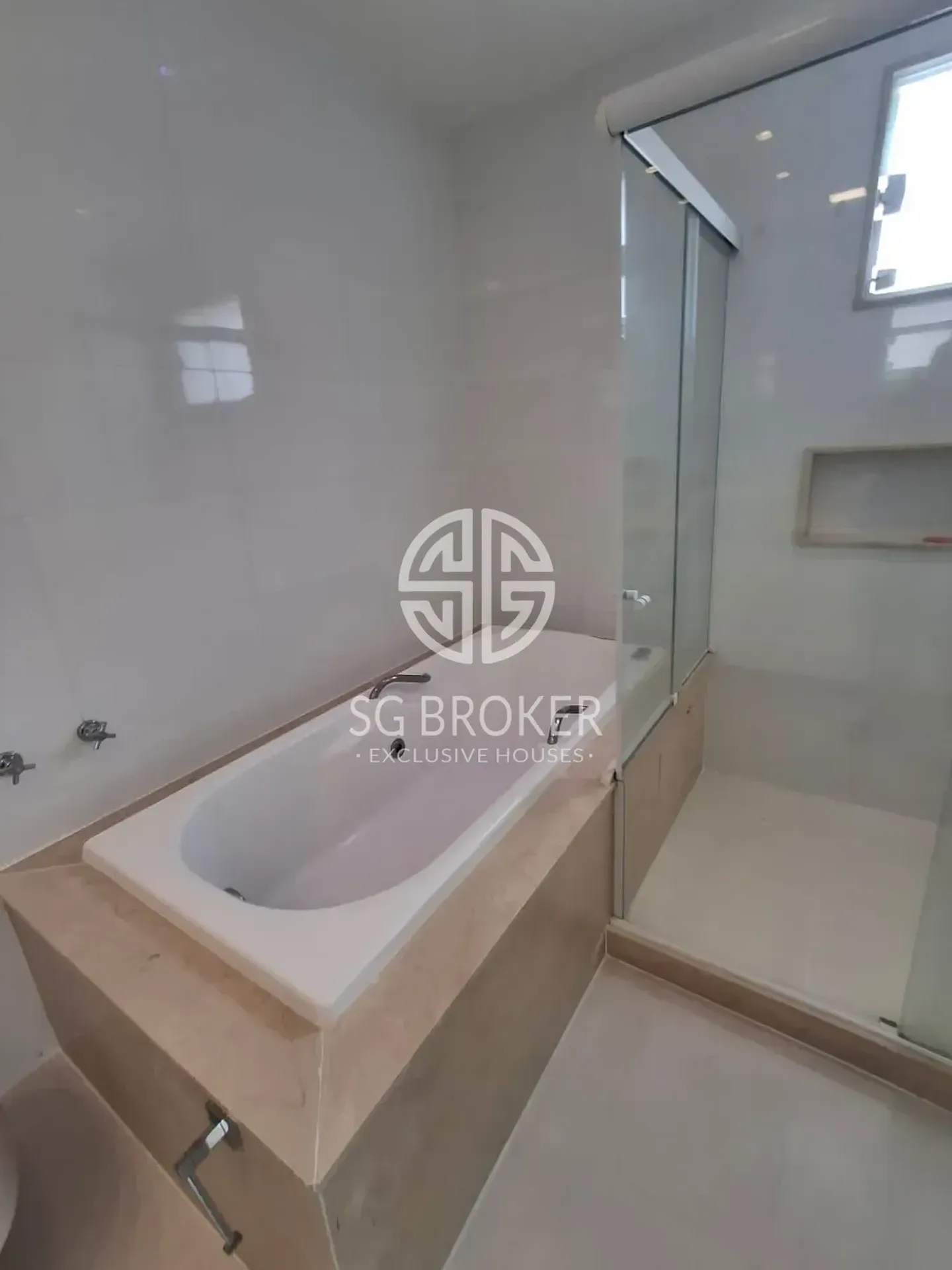 Casa com 5 suítes e 5 banheiros, 330 m² — photo 42