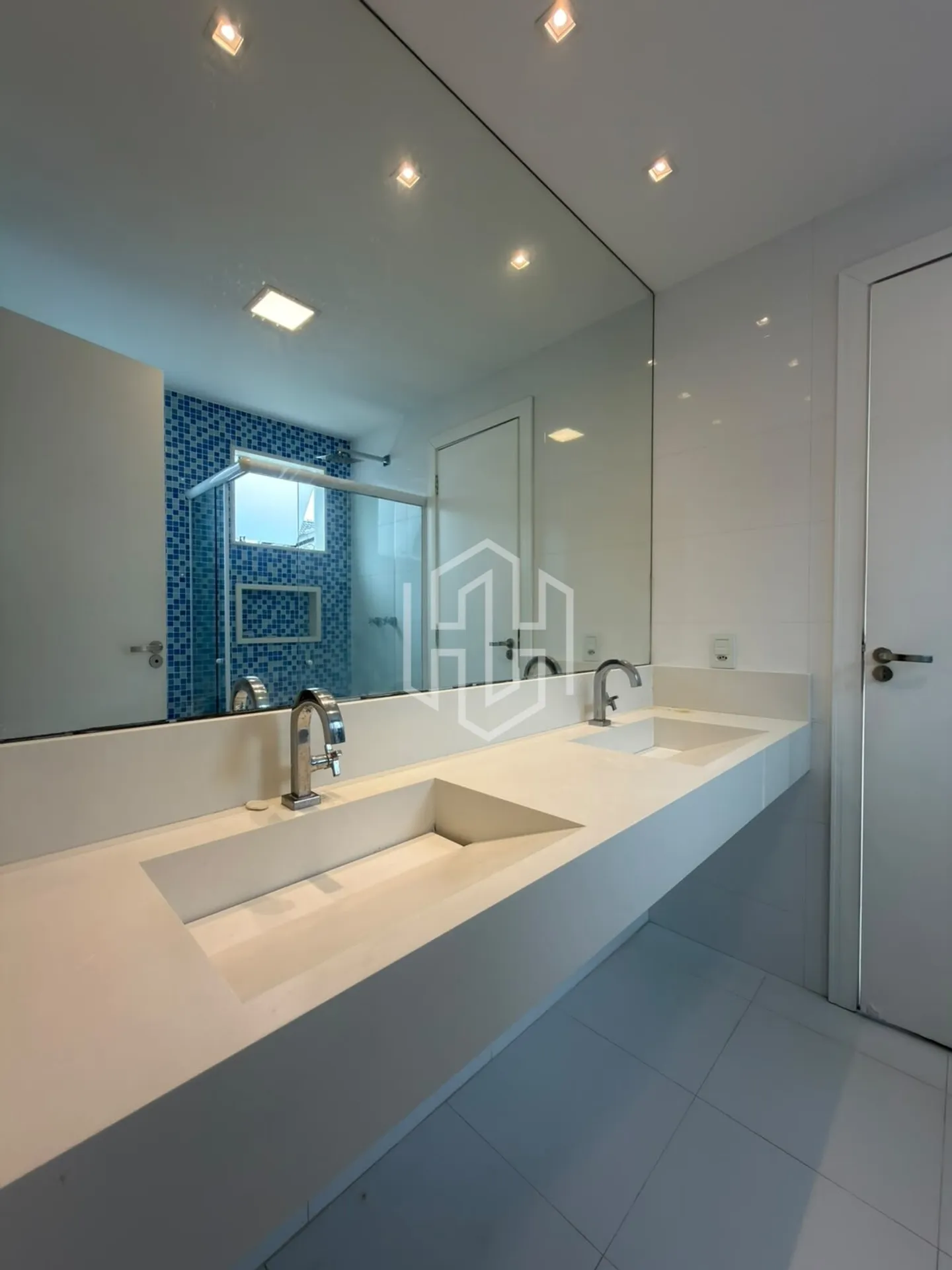 House, 220 m², with a grill on the balcony — photo 16
