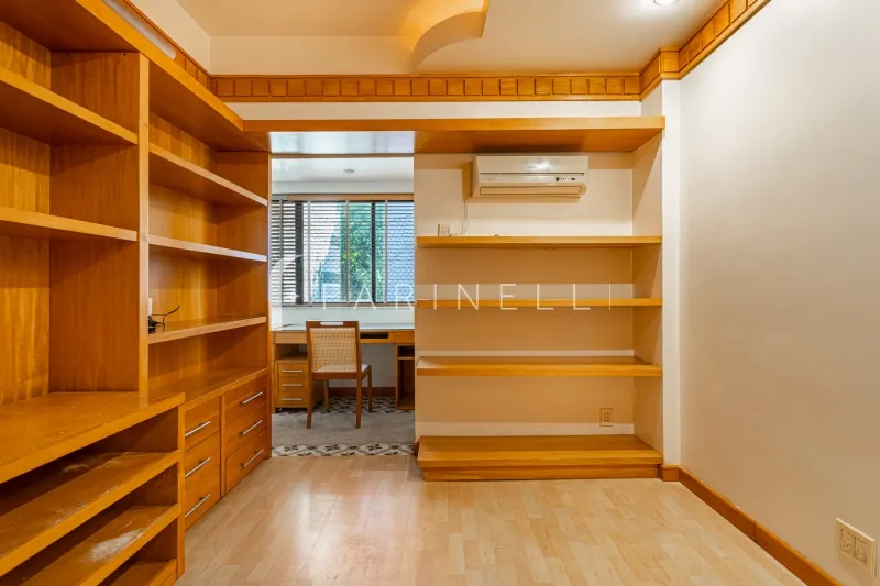 Apartment with 3 bedrooms and a closed kitchen — photo 17