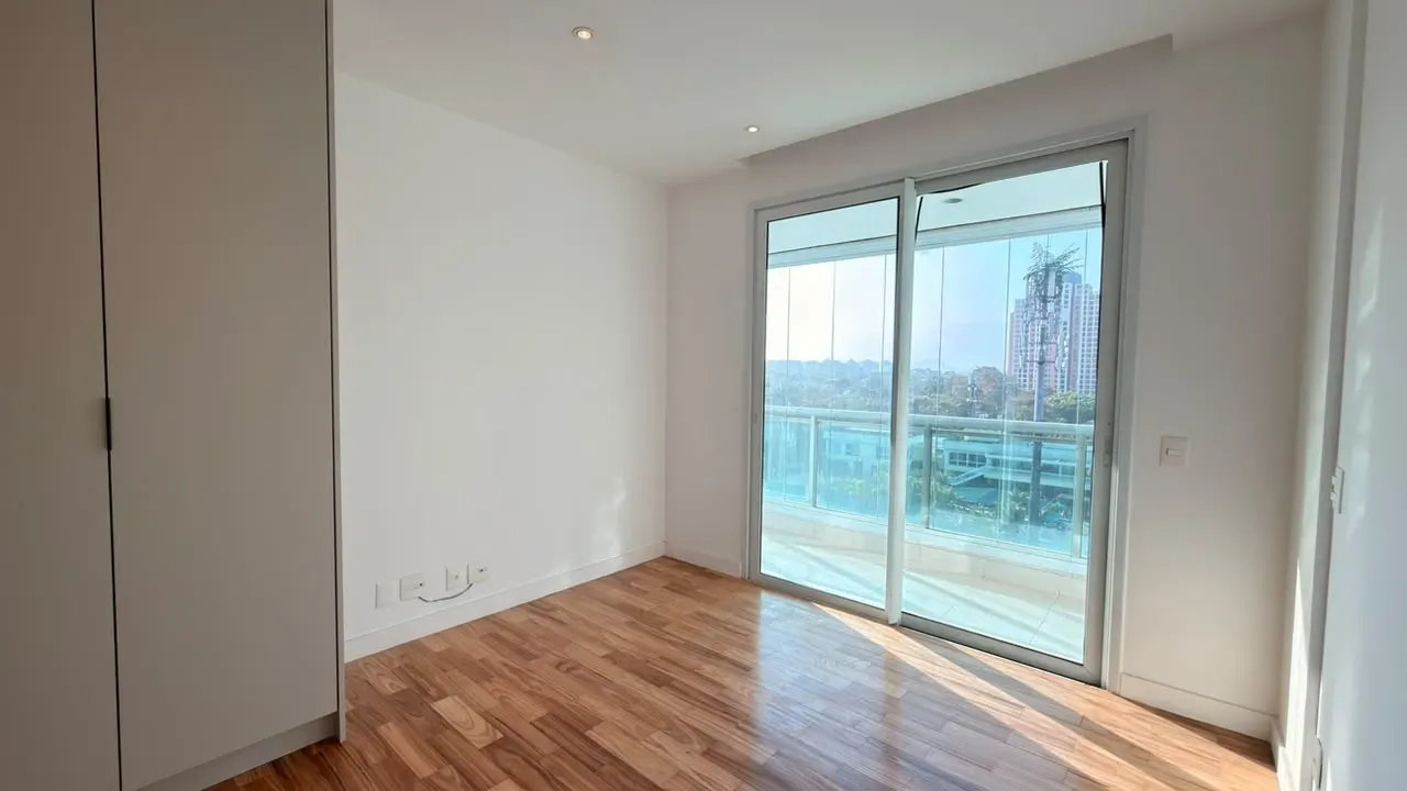 575 m² apartment with 5 en-suite bedrooms and glass balcony — photo 34