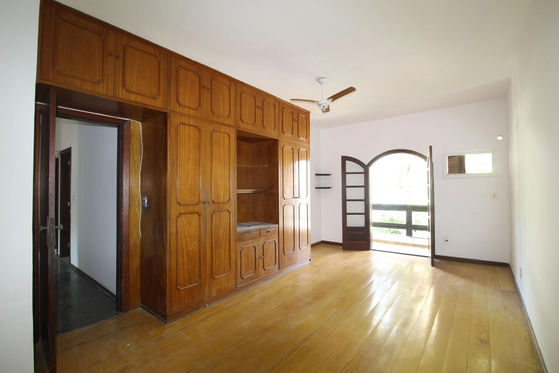 House, 450 m², with a grill on the balcony — photo 36