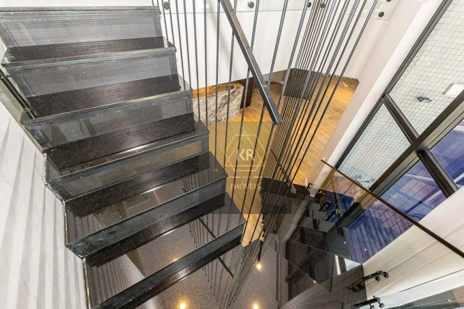 Furnished 272 m² apartment with 3 en-suites and 4 parking — photo 77