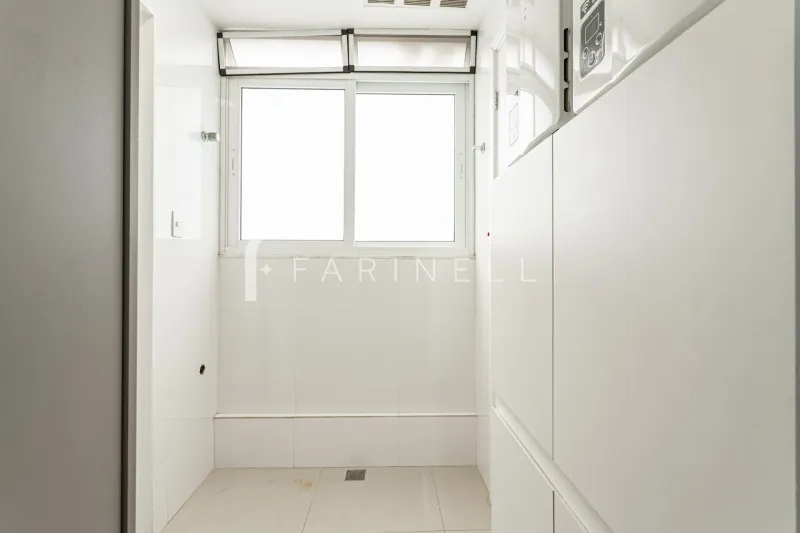Glass-enclosed balcony in a 3-bedroom apartment, 136 m² — photo 22