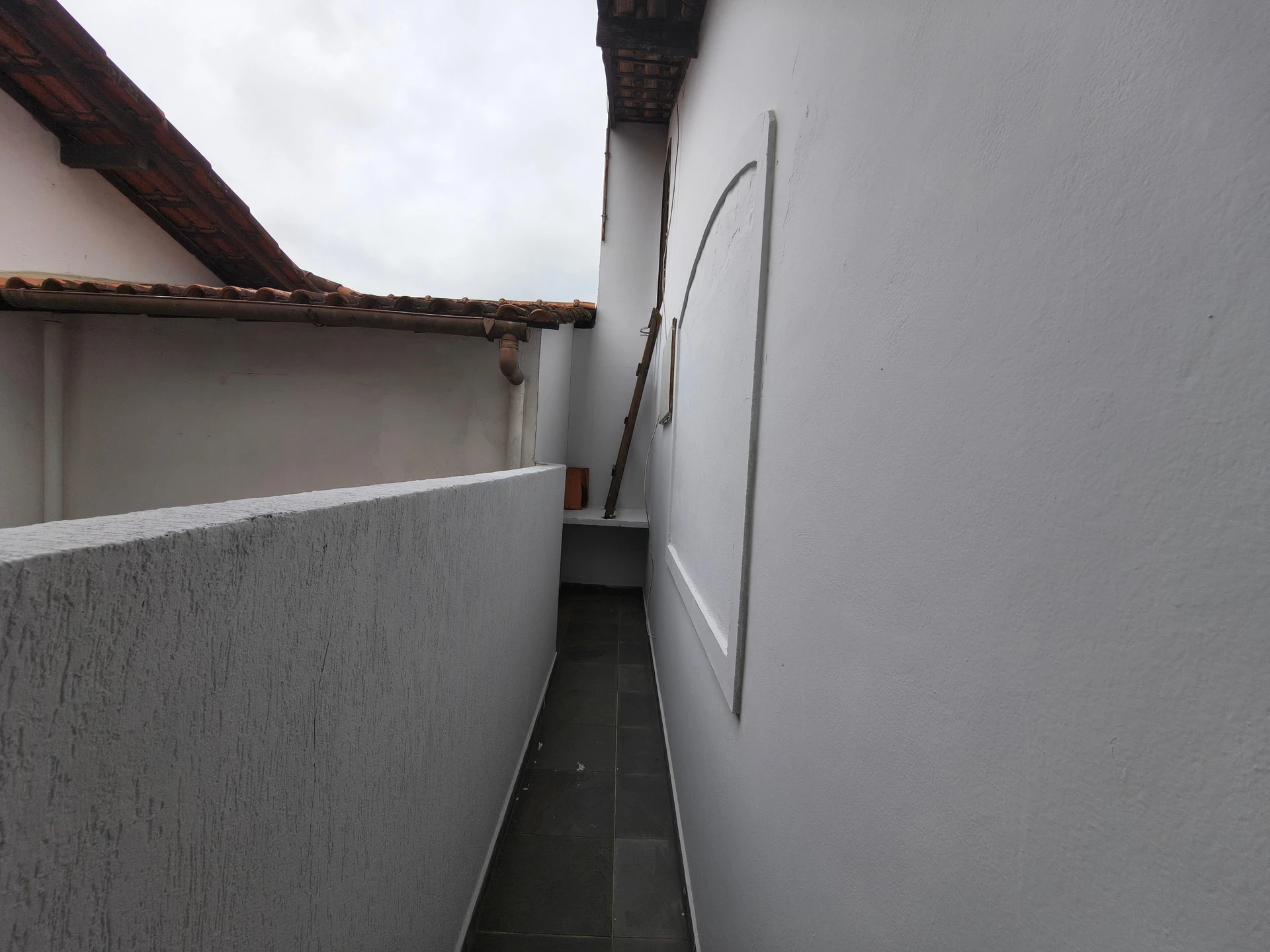 House with 3 bedrooms and an enclosed balcony — photo 36