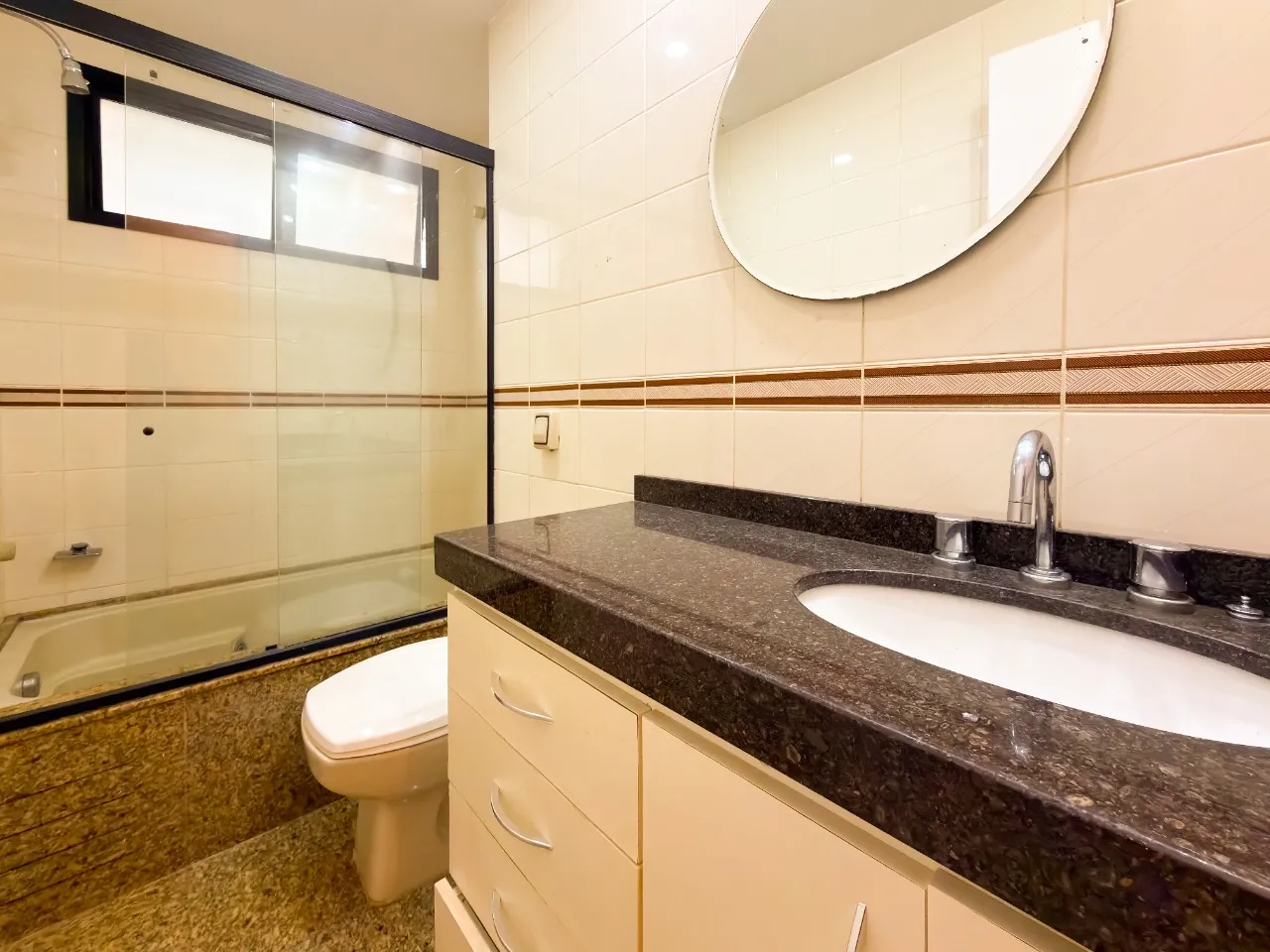 2-bedroom apartment with en-suite and enclosed balcony — photo 3