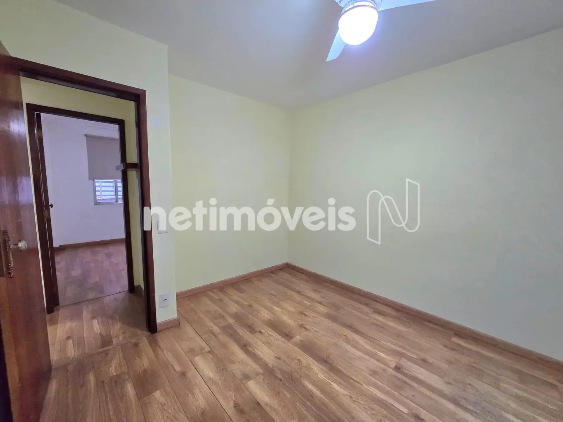 3-bedroom apartment with wood or laminate floors — photo 15