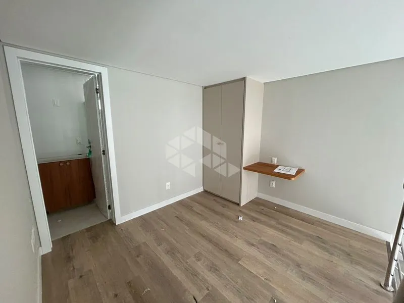 One-bedroom apartment with a glass-enclosed balcony — photo 8