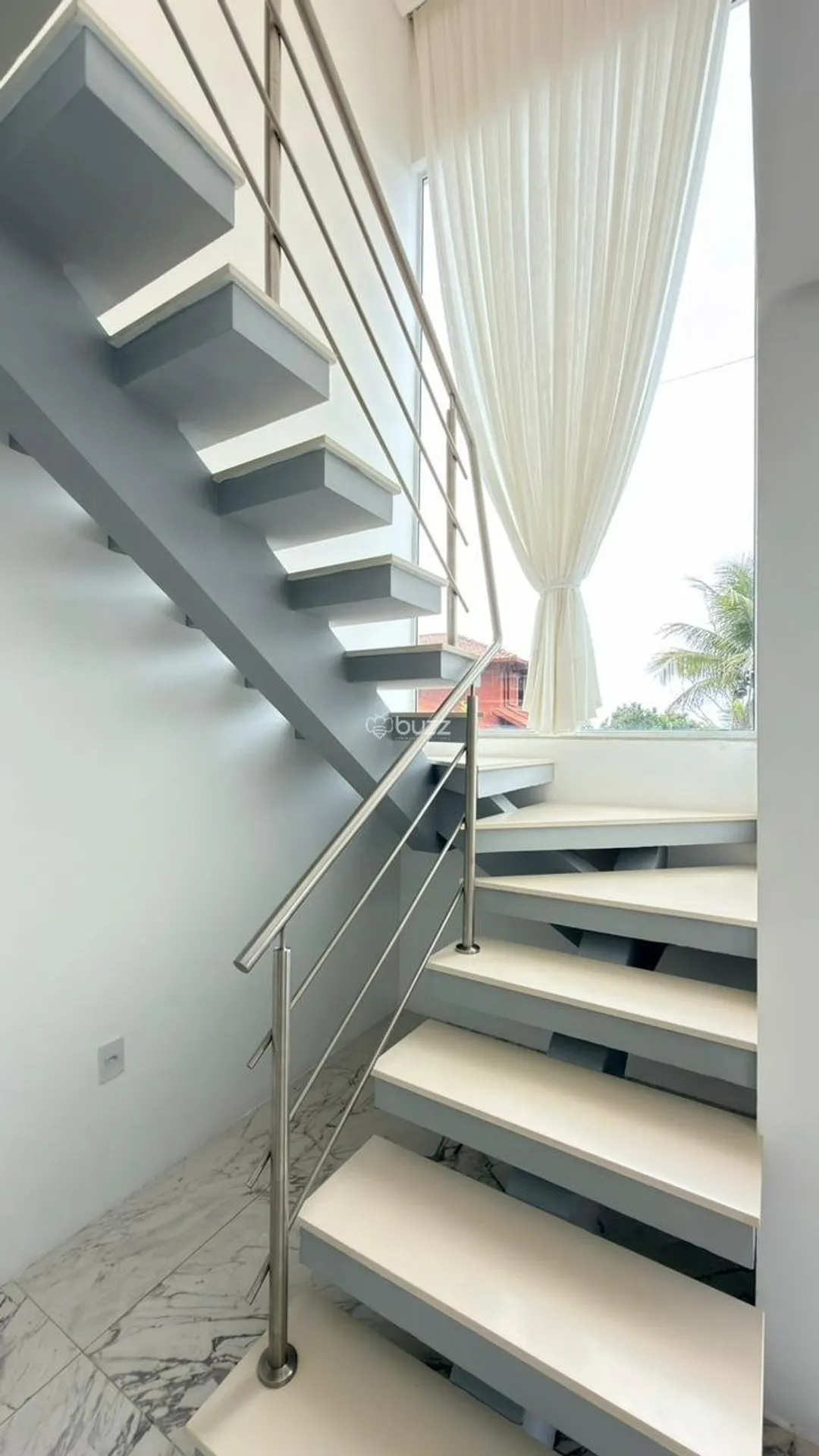 Balcony with a grill in a 2-bedroom house, 140 m² — photo 17