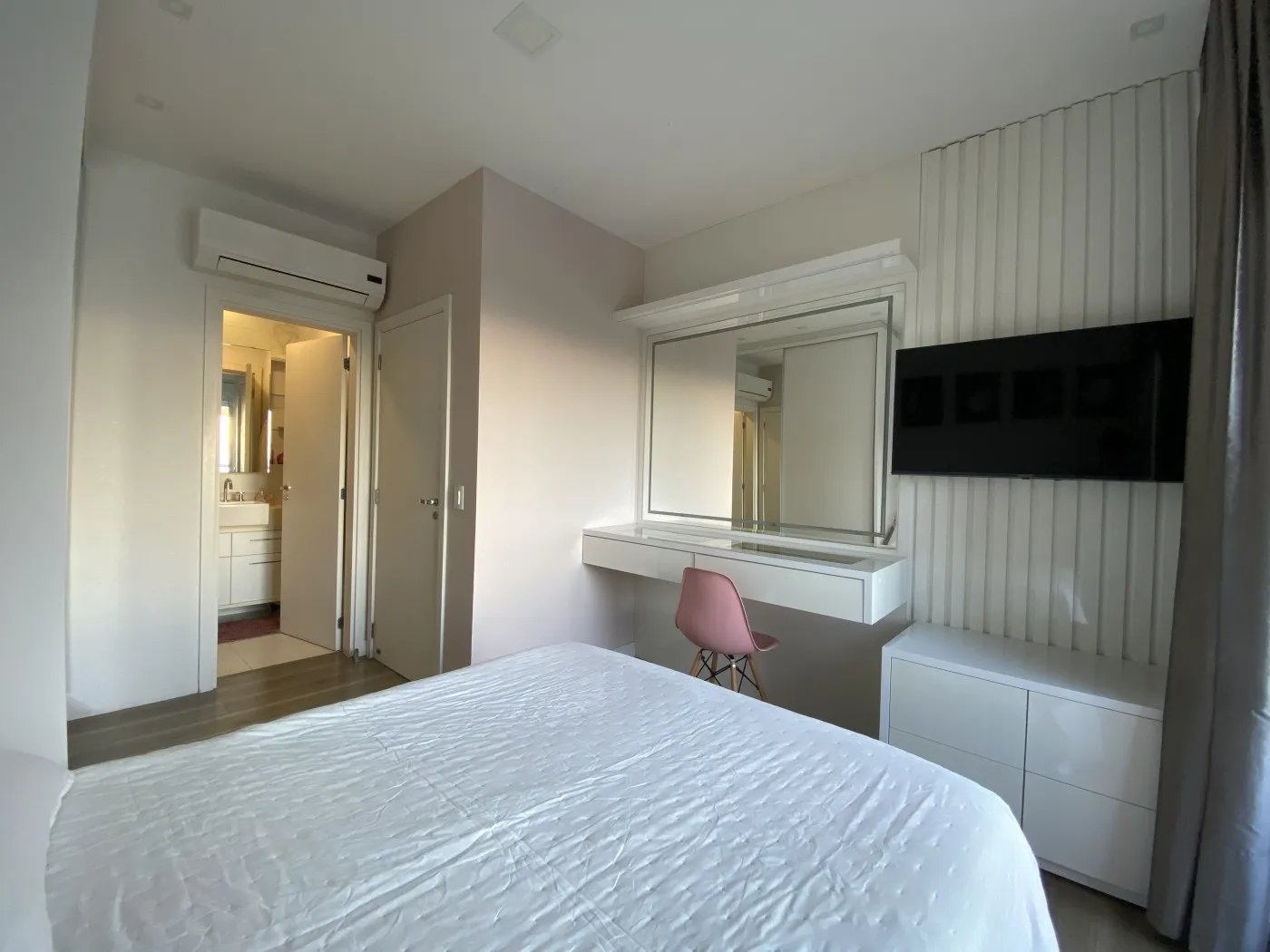 318 m² apartment with a bathtub and a water view — photo 15