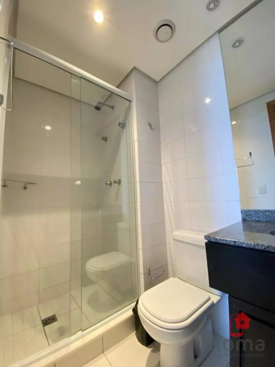 One-bedroom apartment in a building with a gym — photo 4