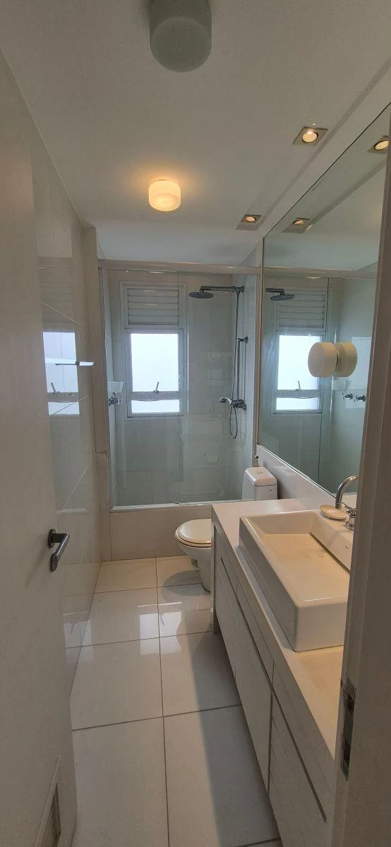 Bathtub in a 5-bedroom apartment, 465 m² — photo 11