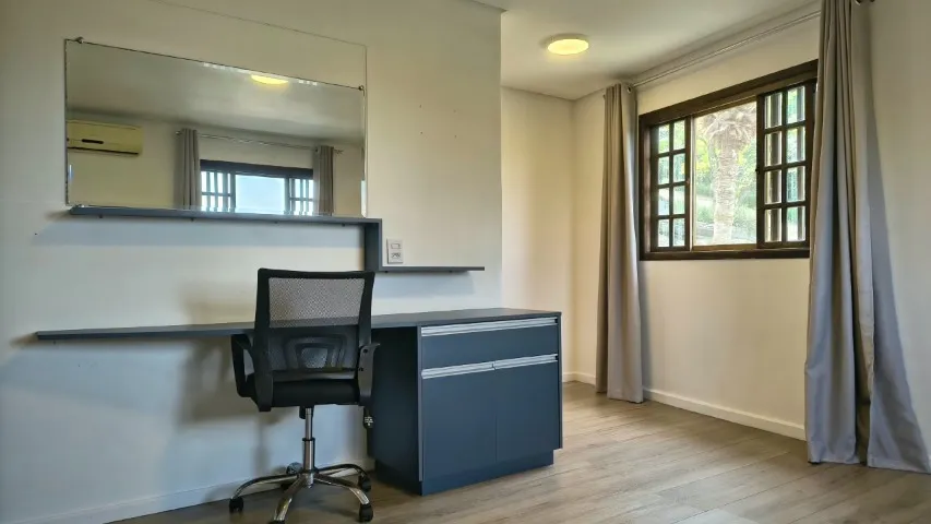 One-bedroom house with a home office — photo 3