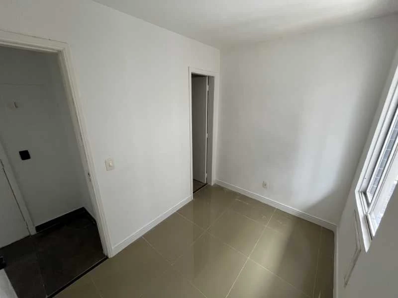 3-bedroom apartment in a building with a pool — photo 4