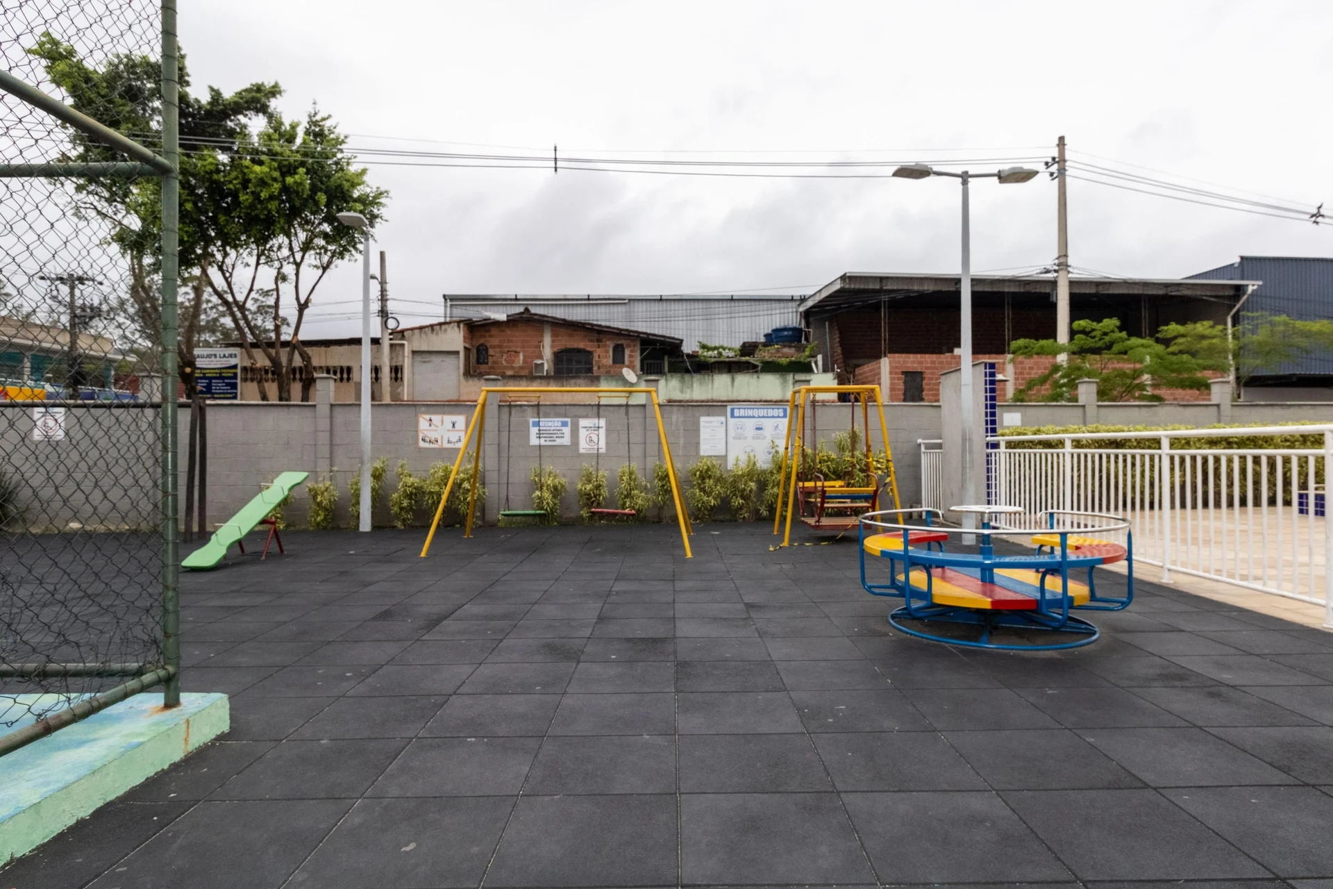 2-bedroom apartment in a building with a pool — photo 4