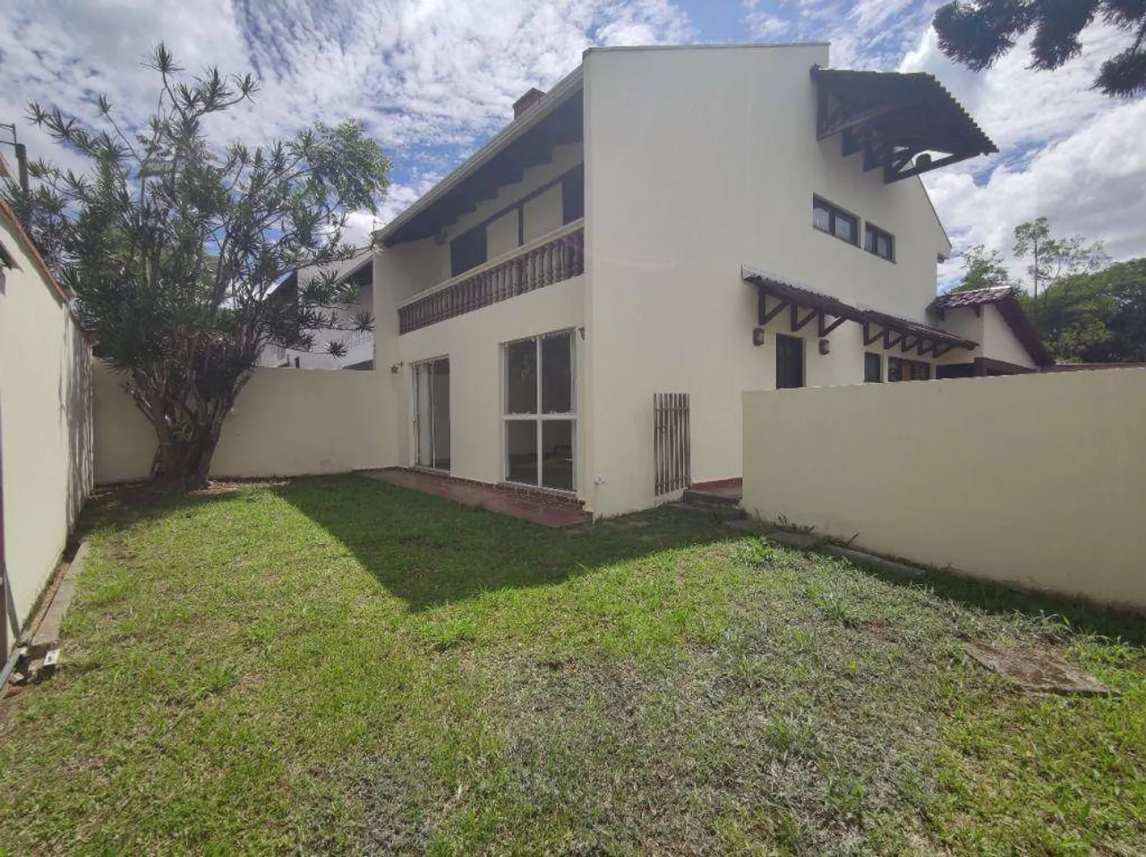 Two-story house with 3 bedrooms and 2 bathrooms — photo 6