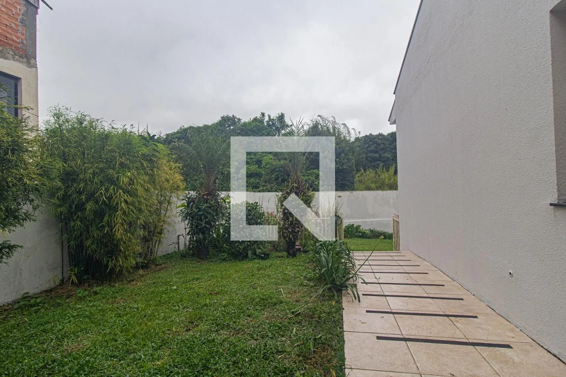 3-bedroom house with a walk-in closet in Curitiba — photo 40