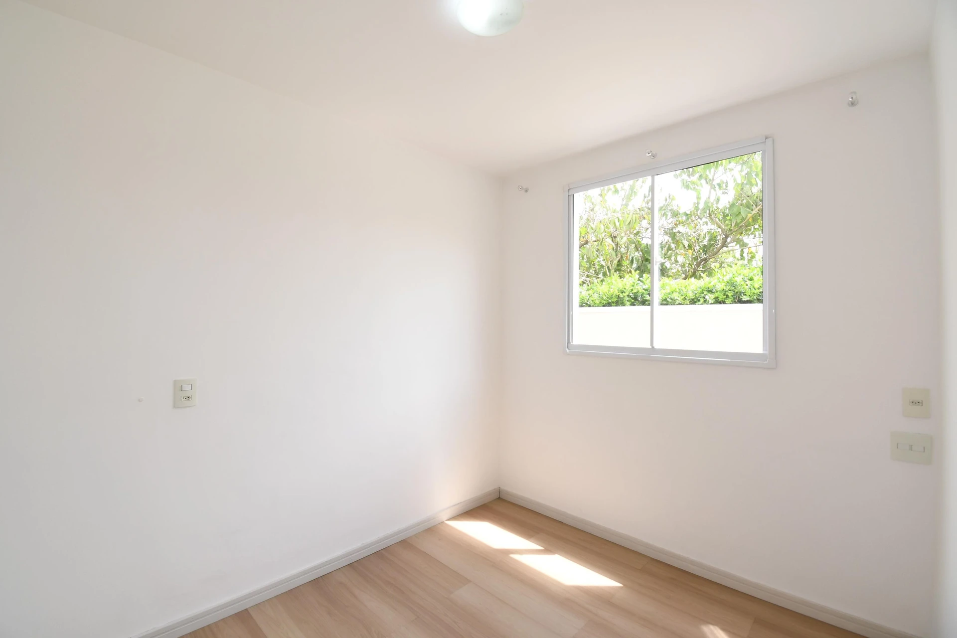 2-bedroom apartment with wood or laminate floors — photo 33