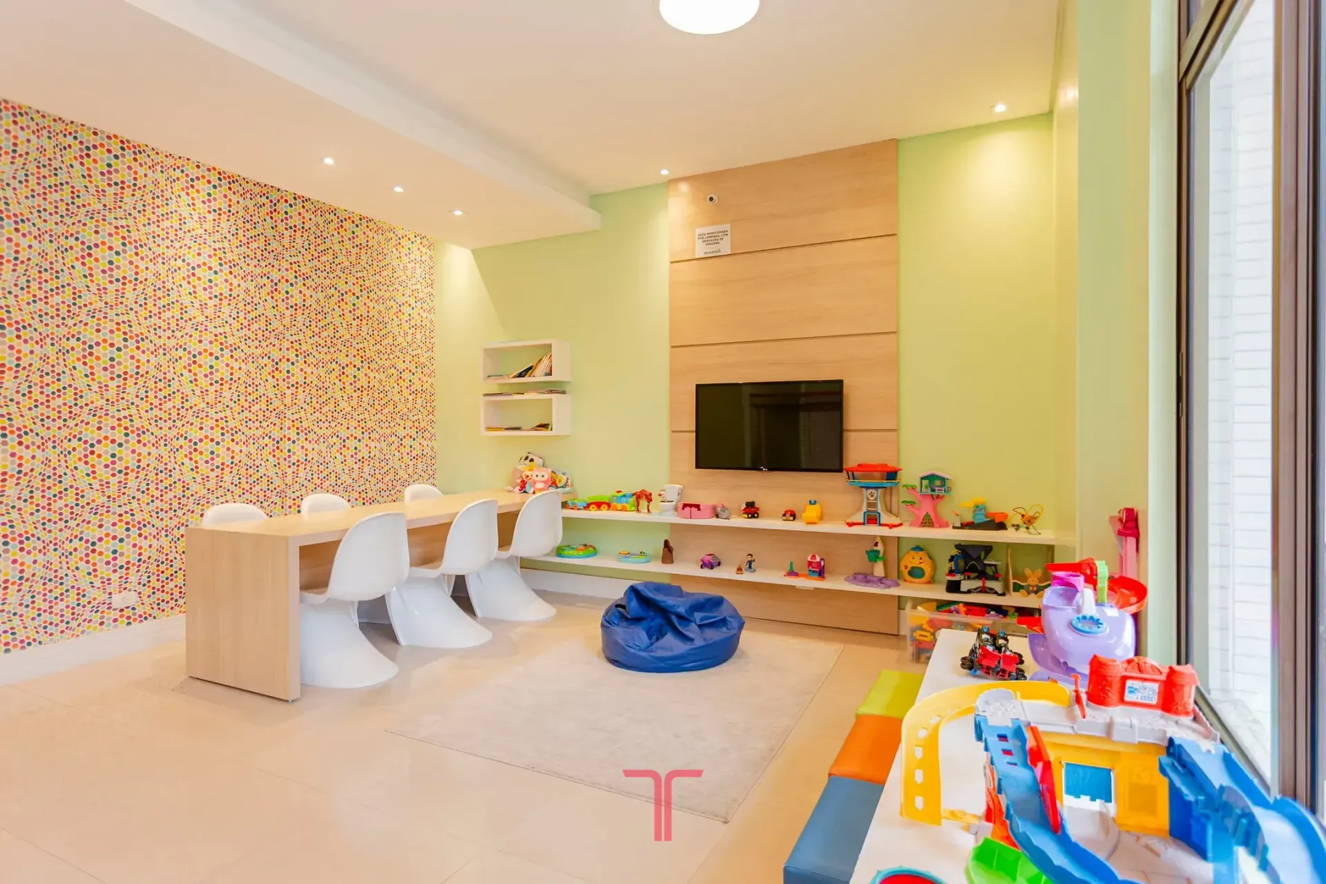 3-bedroom apartment in a building with a pool — photo 67