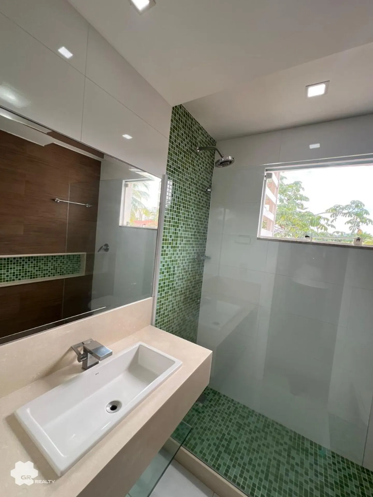 House with 6 en-suite bedrooms and 468 m² of space — photo 64