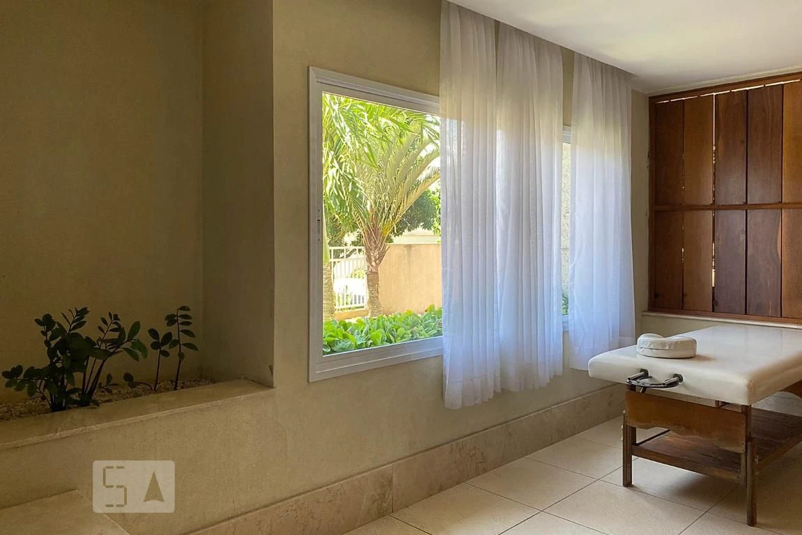 Balcony with a grill in a 2-bedroom apartment, 90 m² — photo 57