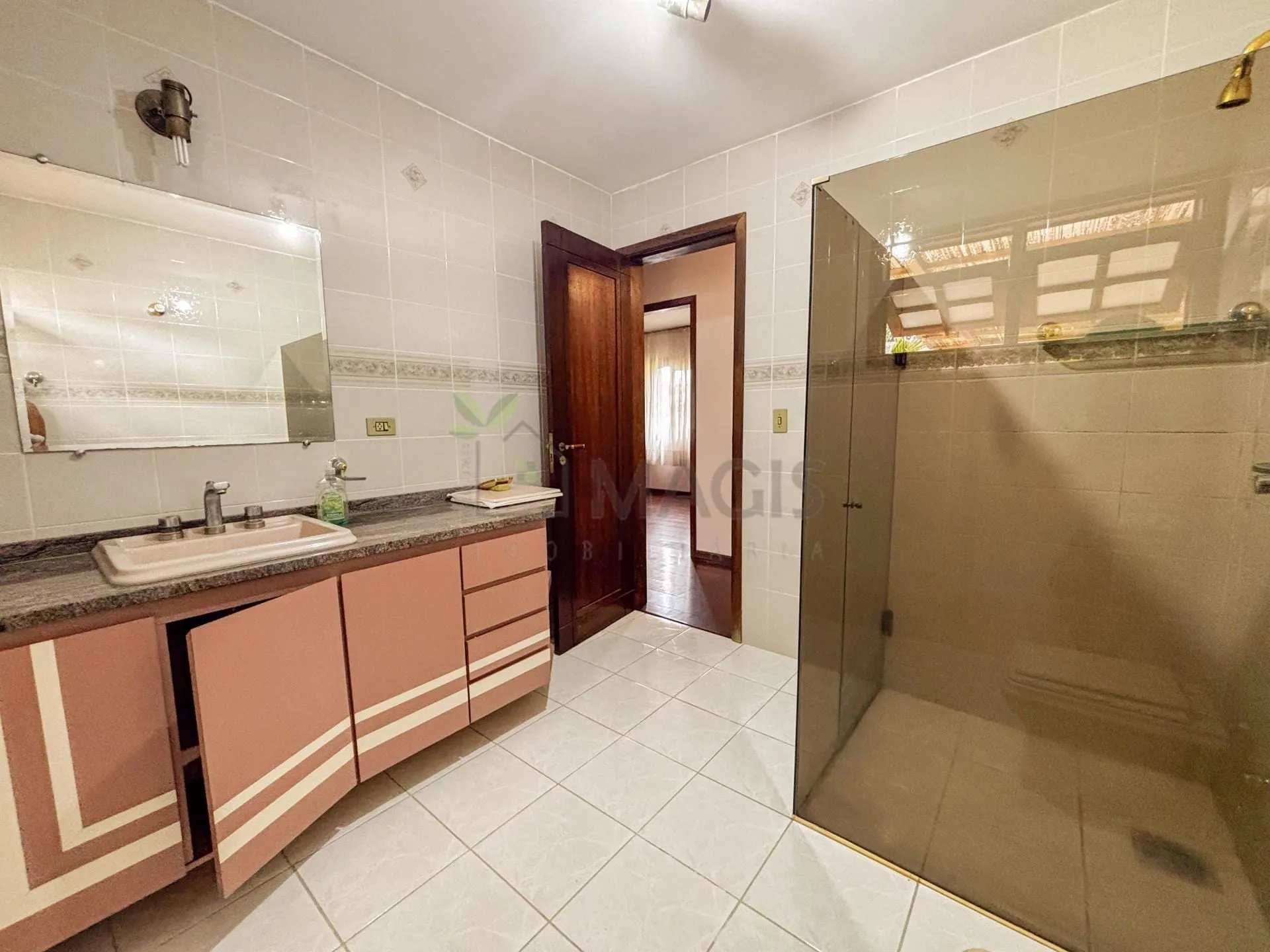 House with 5 bedrooms and 13 parking spaces across 2 floors — photo 34