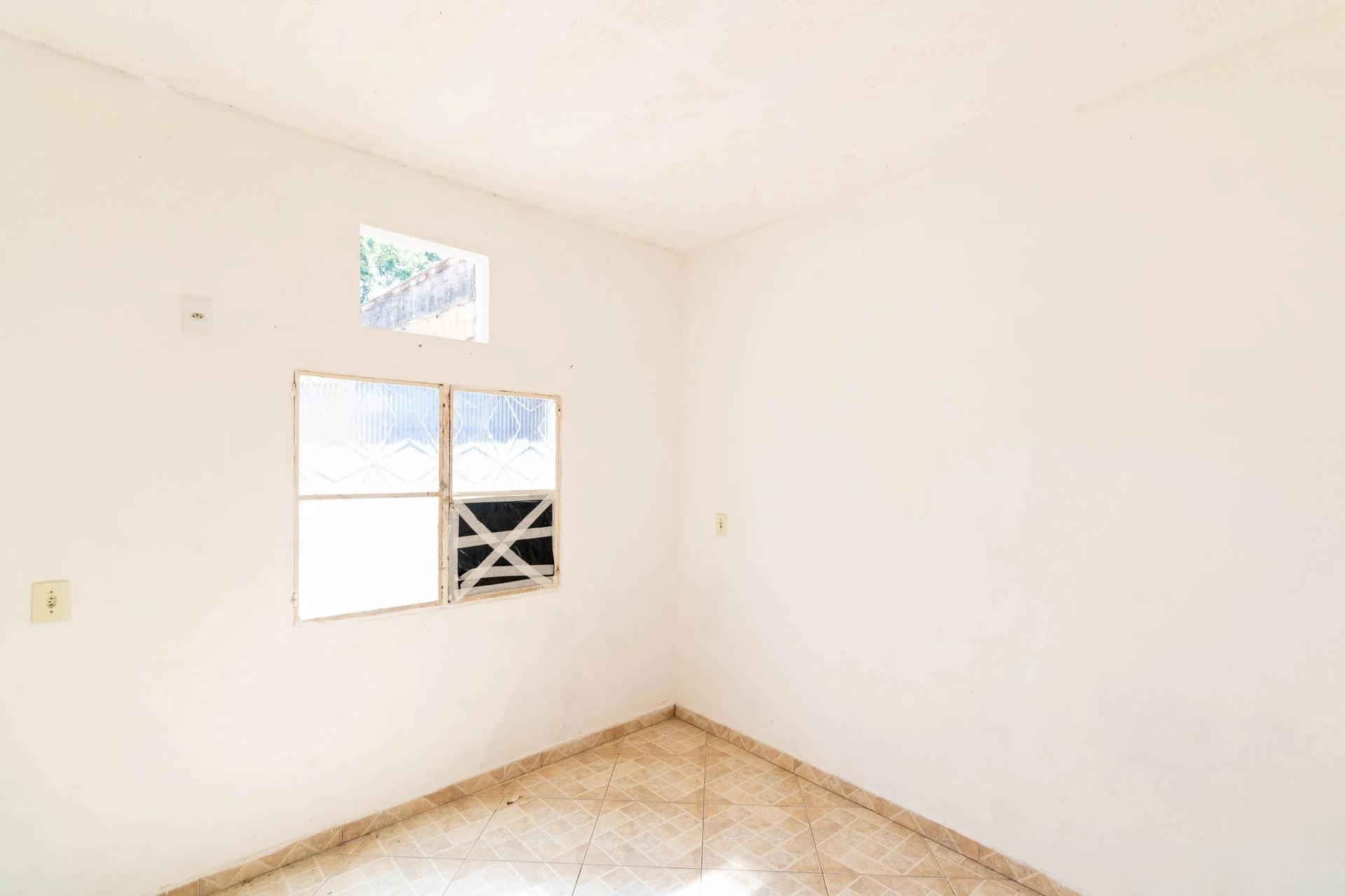Unfurnished studio apartment with an electric shower — photo 8