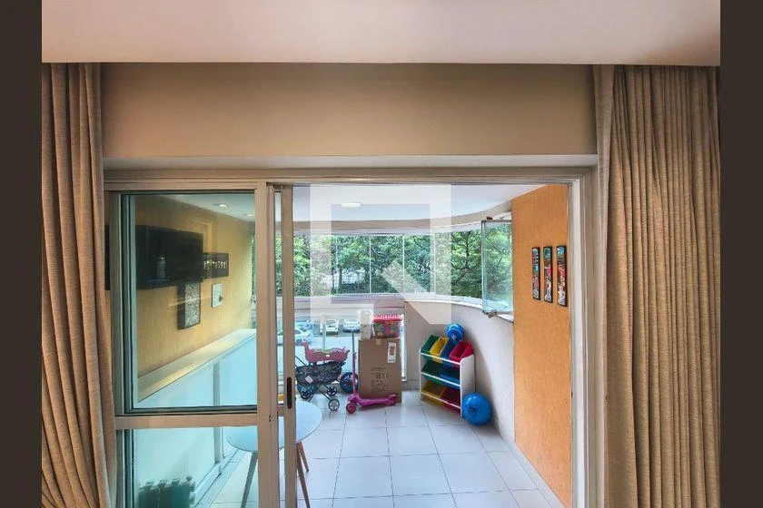 Furnished apartment, 103 m², with a glass-enclosed balcony — photo 14