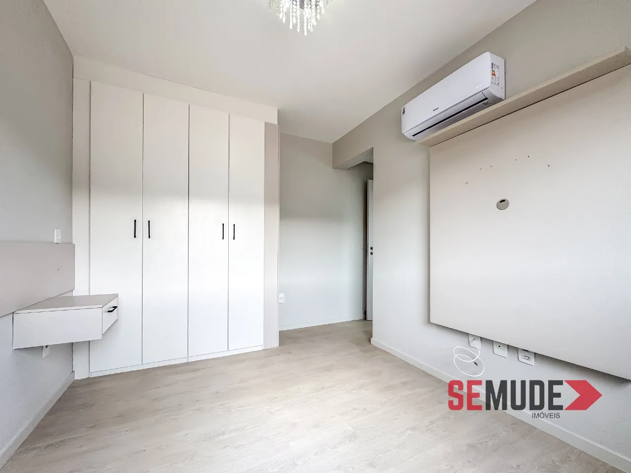 Balcony with a grill in a 2-bedroom apartment, 66 m² — photo 24