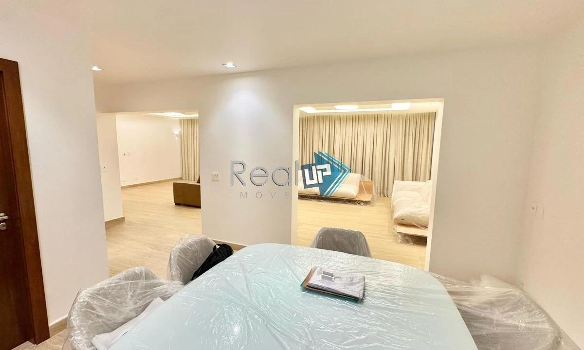 Квартира 212 м²: 3 спальни и 3 ванные комнаты — photo 13