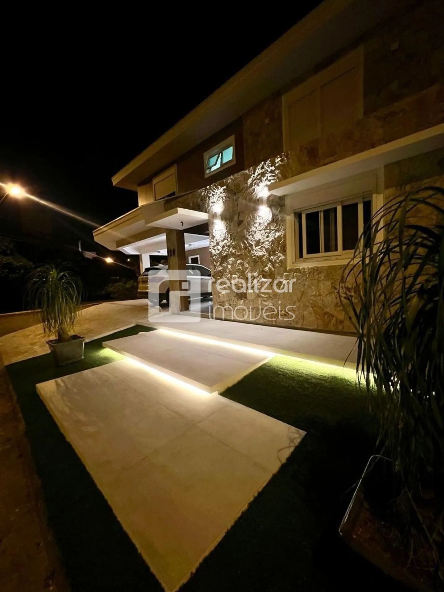 Furnished 4-bedroom house with 760 m² and private garden
