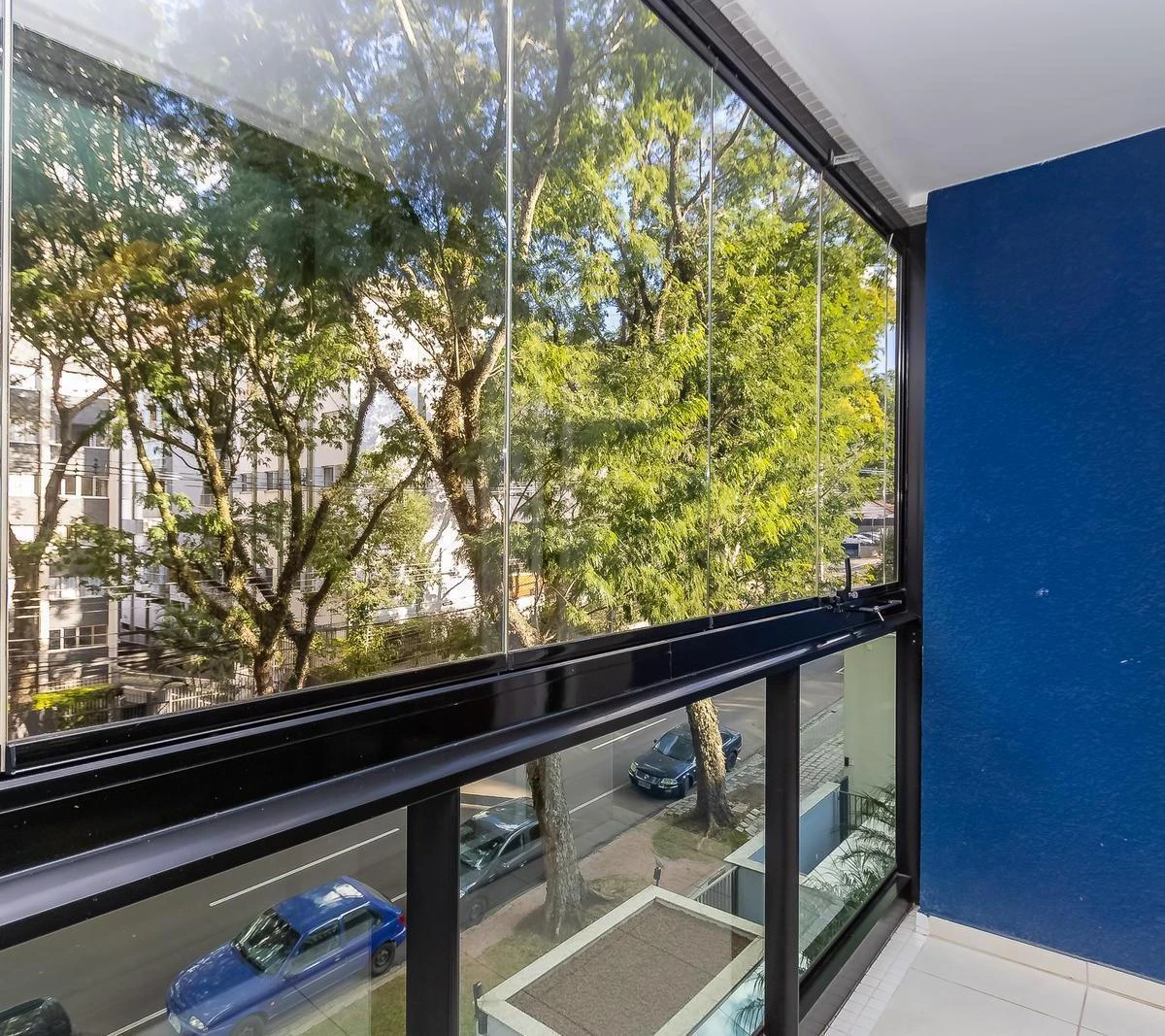 Квартира 71 м² с застеклённым балконом и панорамными окнами — photo 8
