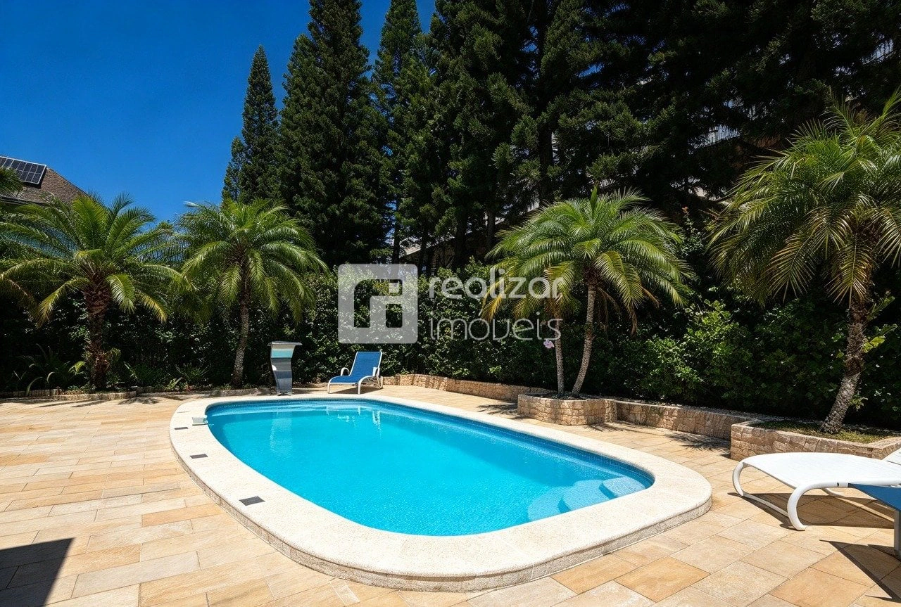 Private pool in a 4-bedroom house, 308 m² — photo 12