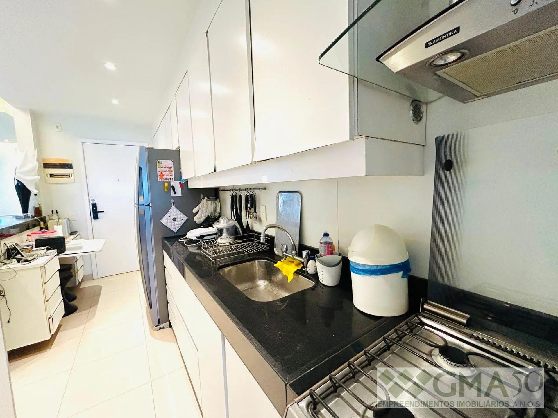 Furnished 1-bedroom apartment with open-plan kitchen — photo 31