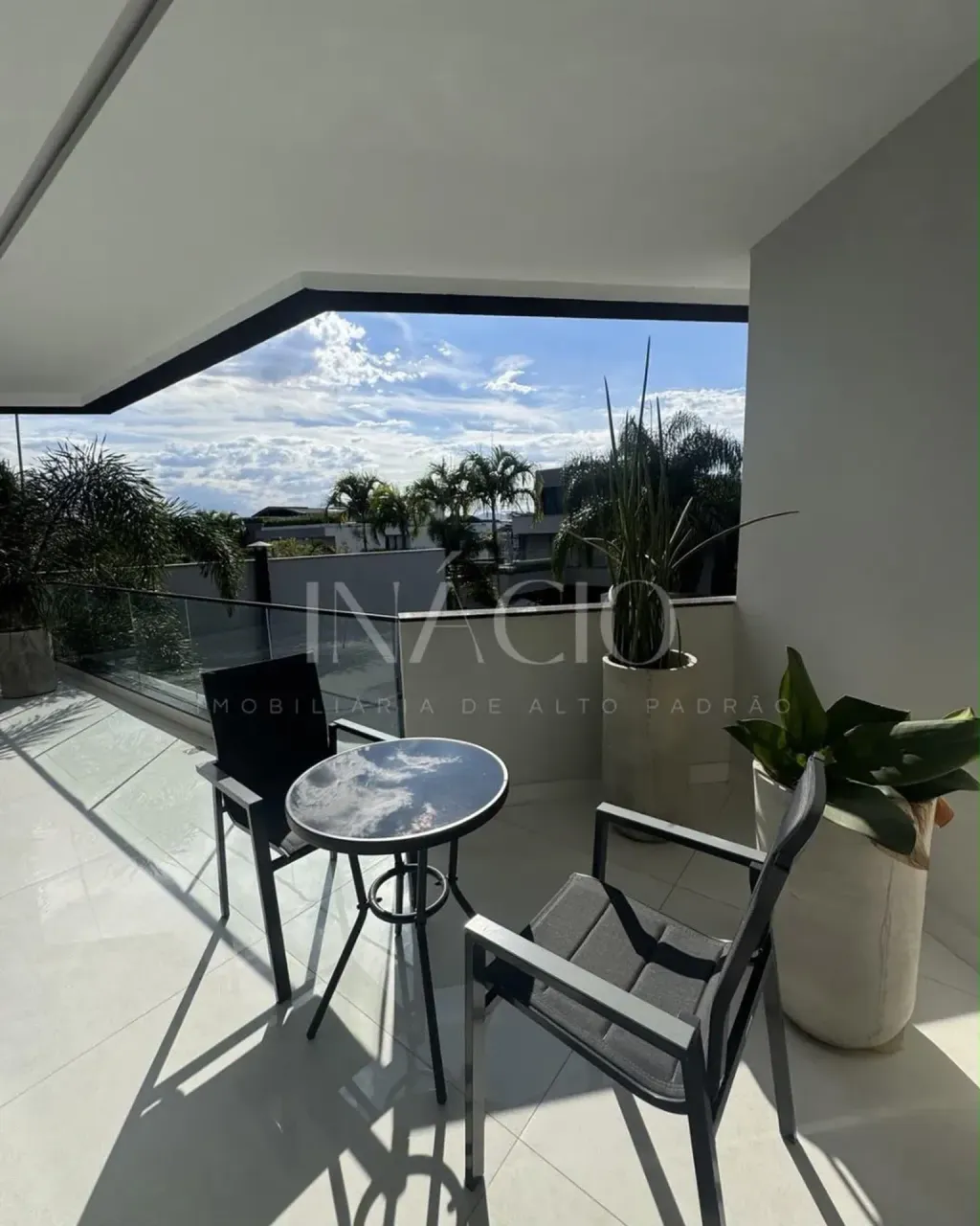 Furnished house, 750 m², with floor-to-ceiling windows — photo 9