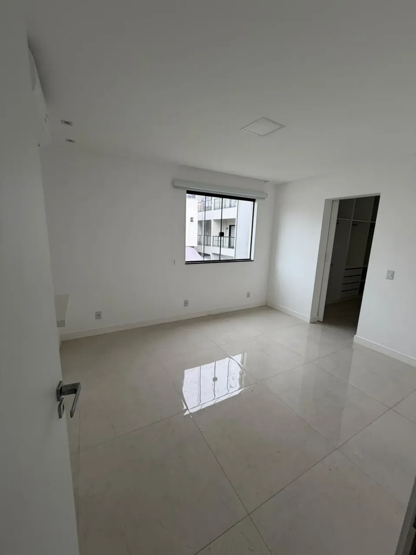 House, 370 m², with floor-to-ceiling windows — photo 9