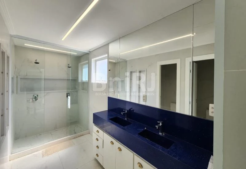 House with 6 bedrooms and 500 m² with 2 parking spaces — photo 34