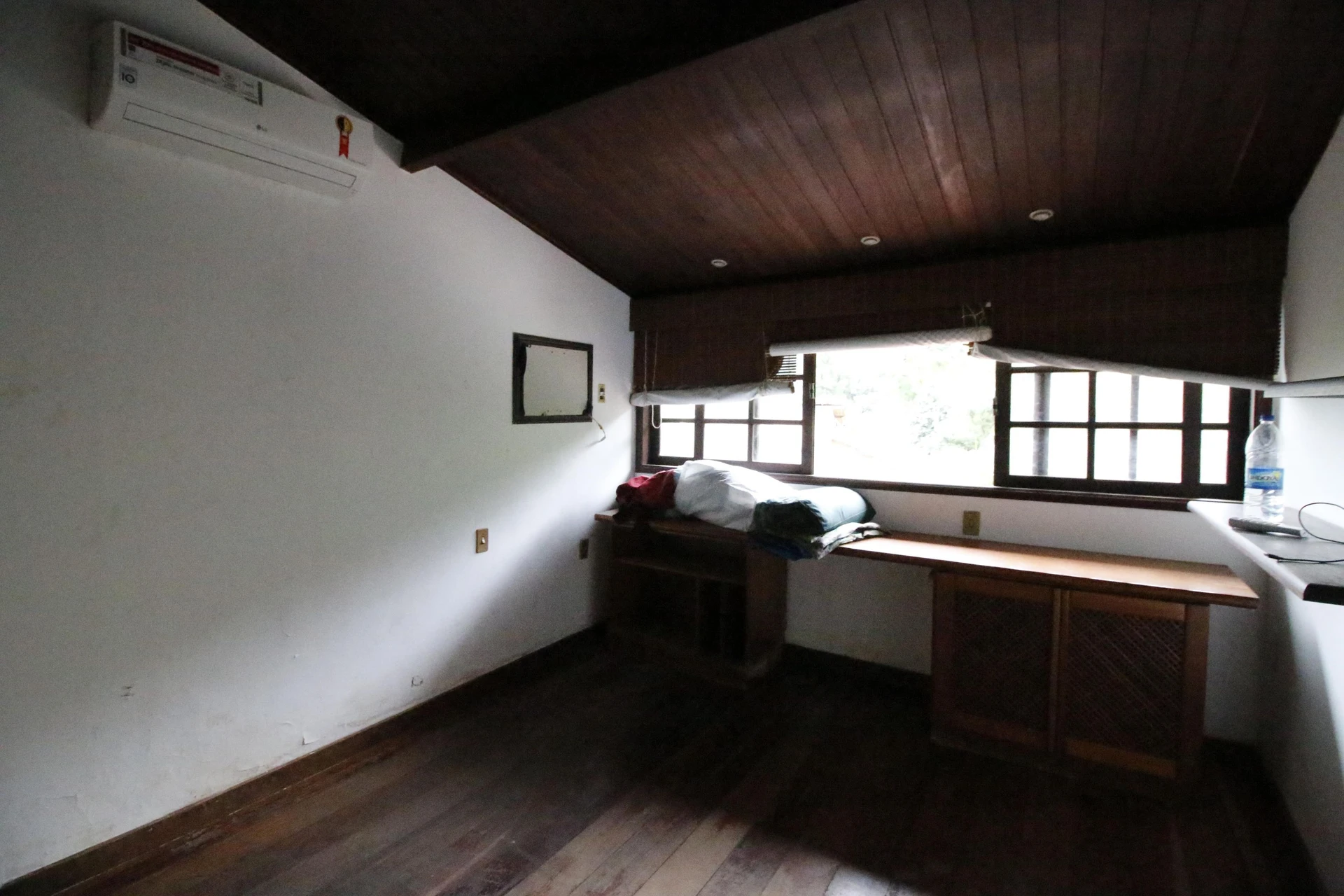 500 m² house with floor-to-ceiling windows and a bathtub — photo 27