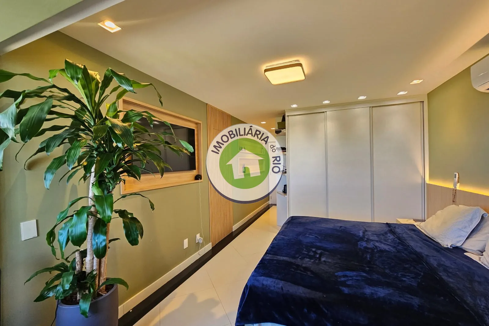 Unfurnished apartment with 4 bedrooms and glass balcony — photo 45