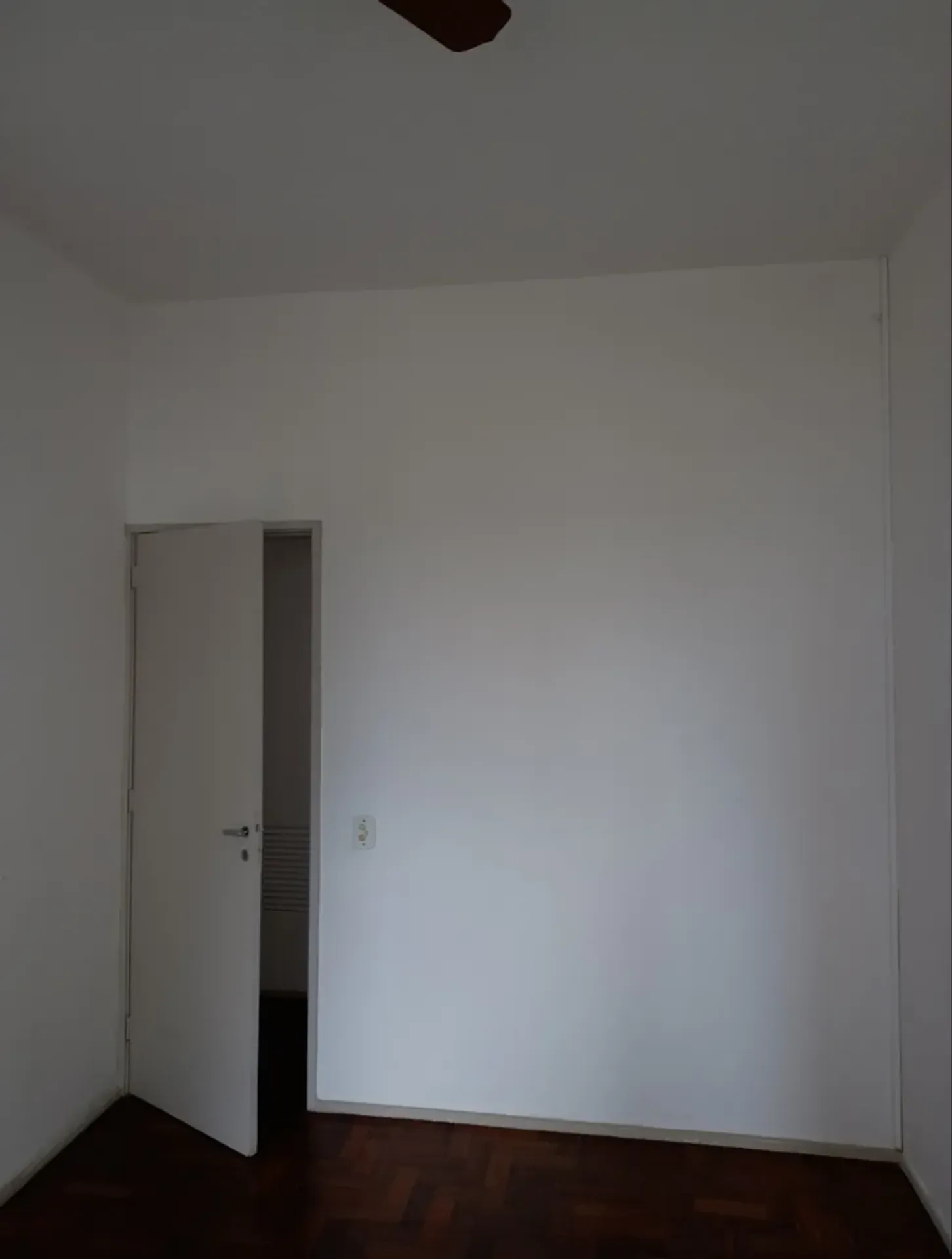 Wood or laminate floors in a 3-bedroom apartment, 97 m² — photo 8