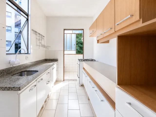 3-bedroom apartment with a closed kitchen and gas stove — photo 2