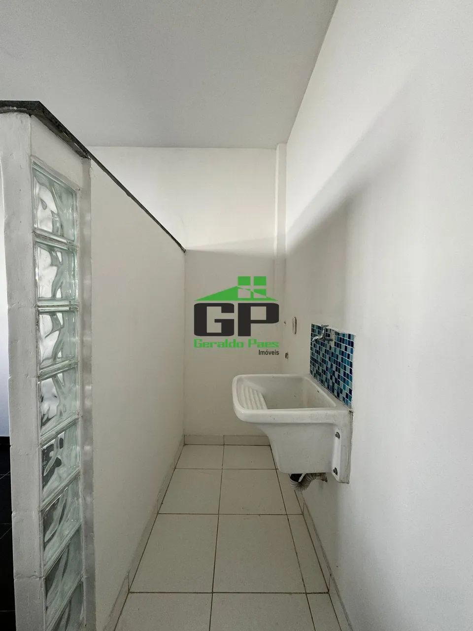 1-bedroom apartment with open-plan kitchen and balcony — photo 15