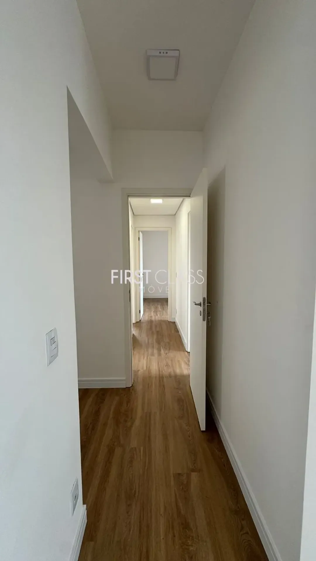 Wood or laminate floors in a 3-bedroom apartment, 113 m² — photo 10