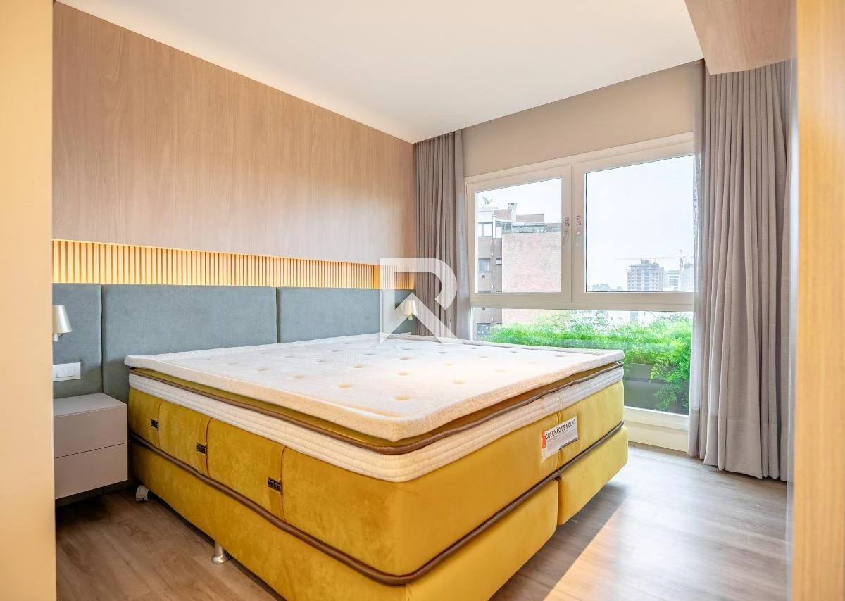 Furnished apartment, 87 m², with a glass-enclosed balcony — photo 4