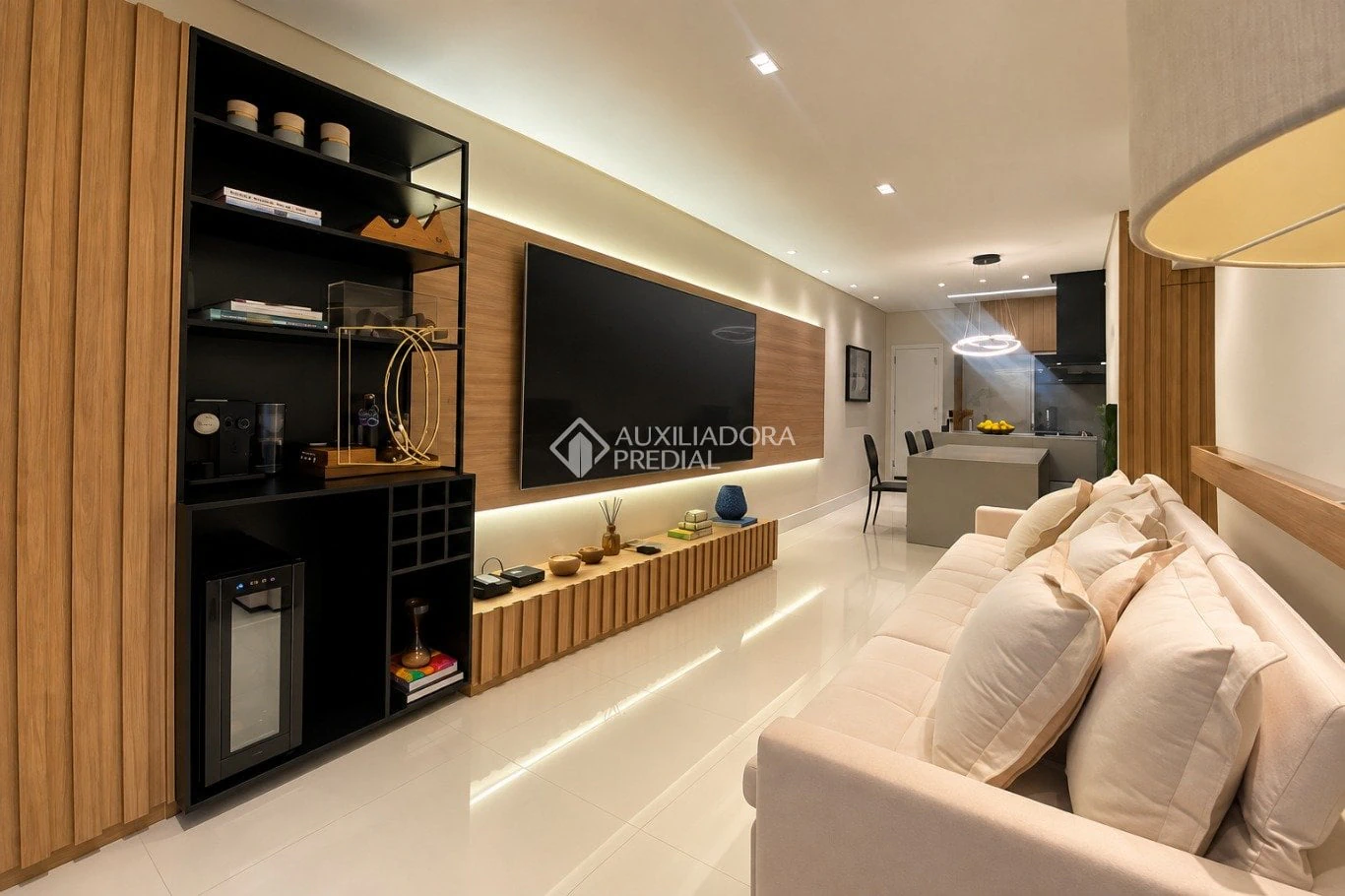 Balcony with a grill in a 2-bedroom apartment, 172 m² — photo 43